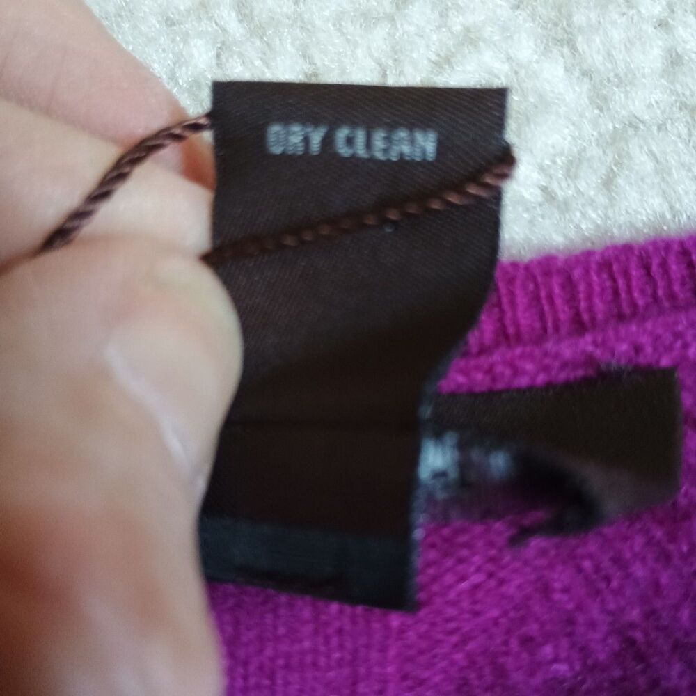 NWT Fenn Wright Manson 100% 2-Ply Cashmere Sweater V Neck Sz S Magenta Luxury - Picture 10 of 10